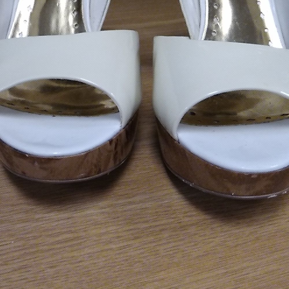 BCBGIRL SIZE 8.5 High Heel Shoes Cream color wood grain heels - Picture 2 of 10
